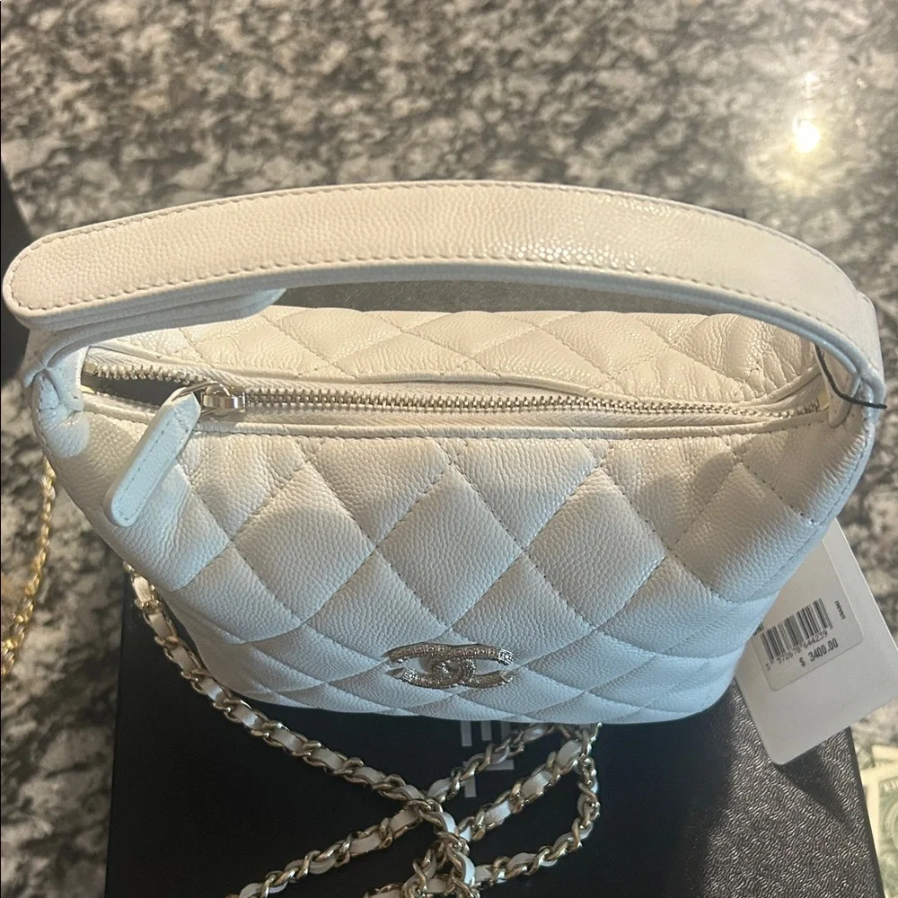 CHANEL White Quilted Leather Crossbody Bag with Gold Chain
